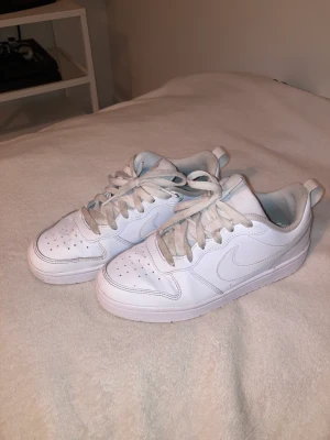 vita nike sneakers - köpta i juli och är knappt använda, nypris 899 från butiken deichmann