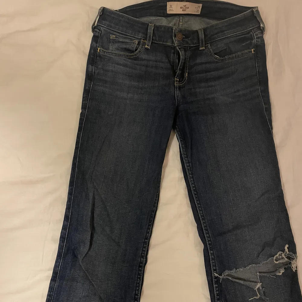 Lowwaist jeans från hollister med en slitning på knäet! De är straight/lite boot cut och passar någon runt 165. sitter as bra då de inte är speciellt tajta runt benen, passar xs/s🌸. Jeans & Byxor.