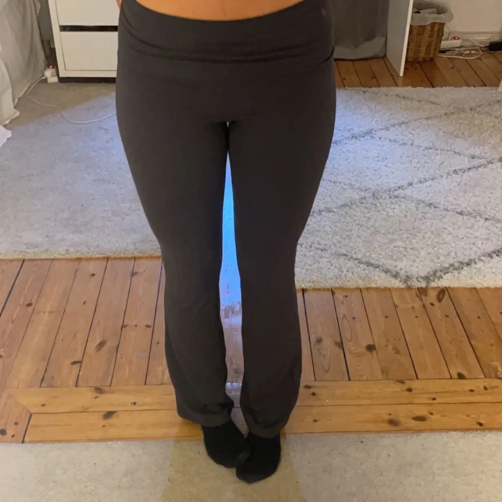 Säljer mina snygga yoga pants från Gina i storlek xs men passar även mig som vanligtvis har s🥰använd endast en gång o säljer pga att dom ej kommer till användning. Skriv för mer info o bilder om de skulle önskas!💞💞. Jeans & Byxor.