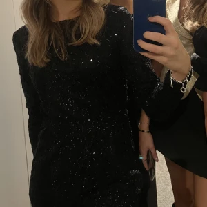 Glitter klänning  - En svart klänning med paljetter på, jätte fin klänning från Nelly och endast använd en gång på nyår förra året. 🫶🏼🫶🏼storlek 36 men passar även större/mindre storlek beronde på hur man vill att den ska sitta