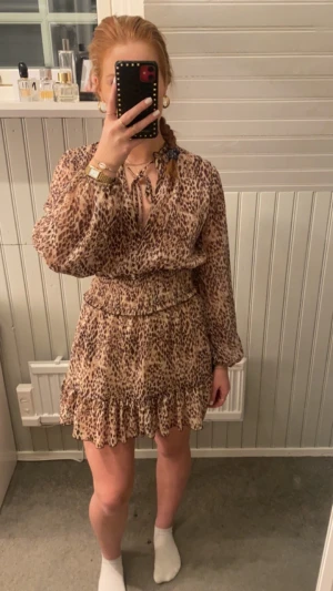 Zara klänning - Säljer min klänning från Zara då den inte används på ett tag. Superfin och ser nästan helt ny ut. Nypris 400kr