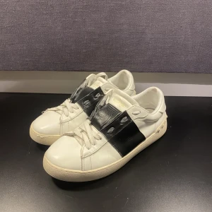 Valentino skor  - Hej! Säljer nu mina Valentino skor i storlek 42. Skorna är fint skick. Tveka inte på att höra av dig om du har frågor eller funderingar kring skorna! 