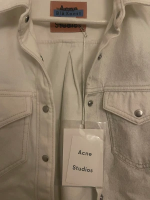 Jacka - Häftig jacka från Acne Studios (blå konst) som inte säljs längre och är helt oanvänt och prislapp kvar! 🤍 