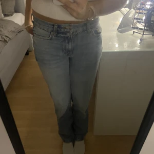 lågmidjade jeans🍂🍂 - Lågmidjade jeans från gina tricot som tyvärr inte kommer till användning längre 🩷Är i storlek 32 men passar perfekt om man har 34! 