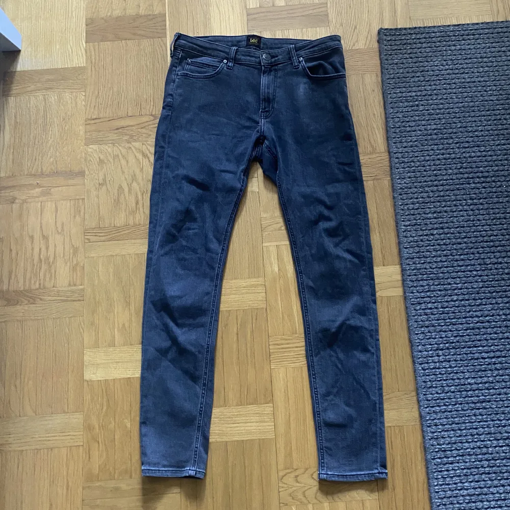 Snygga gråa jeans från märket Lee. Jeansen är använda men i bra skick, utöver en liten blekningsfläck vid vänster ficka. Vårat pris: 199kr. Storlek: W32 L31. Jeans & Byxor.