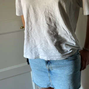 Fin jeanskjol från zara! - Jättefin och helt oanvänd jeanskjol från zara!🔥