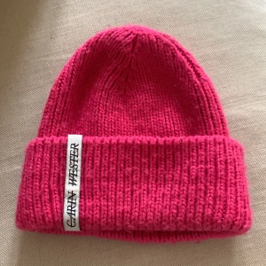 Mössa - Rosa mössa från Carin Wester som ej kommer till användning längre💕