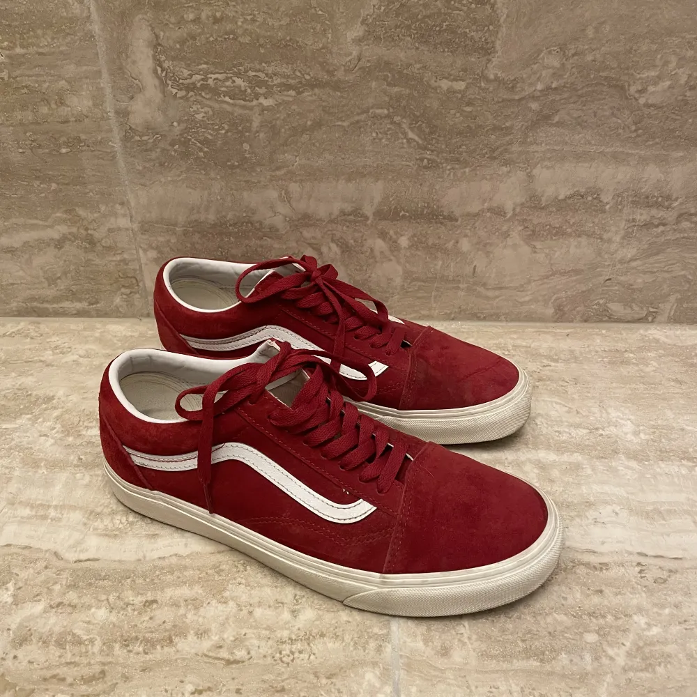 Ett par röda Vans Old-Skool i pig suede, Vans främsta mocka. Skorna är knappt använda och därav i toppskick. Hämtas i Stockholm city eller fraktas, emot att köparen står för frakten.. Skor.