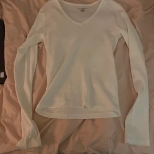 Brandy long sleeve - Jättefin vit brandy Melville tröja, Använt den 1 gång och köptes för en månad sedan så i jättebra skick!❤️ Köptes för 230kr🤗 Pris kan diskuteras😊