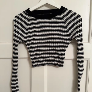 Randig tröja - Randig croppad tröja i fint skick☺️