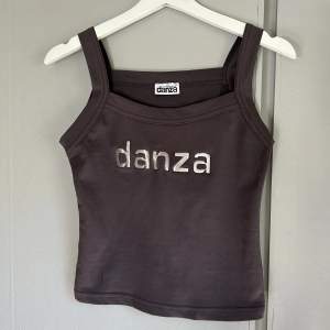 Säljer denna vintage Danza linne på grund av att den inte passar mig! Tröjan är i väldigt fint material och har märkets namn ”Danza” på framsidan i silver färgade bokstäver! Storlek M! Använd köp nu funktionen❤️