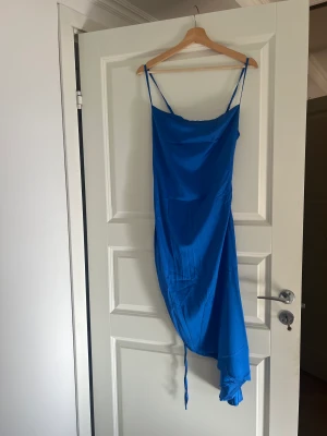 Blå satinklänning - Aldrig använd 