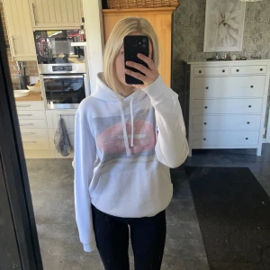 Hoddie - Hej! säljer min The cool Elephant hoddie då jag inte har någon användning för den längre! Väl använd så trycket är lite ljusare än det ska vara men inget man tänker på! Väldigt bra passform överlag!😊Nypris 599kr!!