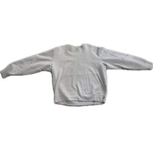 Supreme sweater köpt från Supreme appen i storlek S, Den är boxy och baggy. Passar mig som är 175CM och 75KG