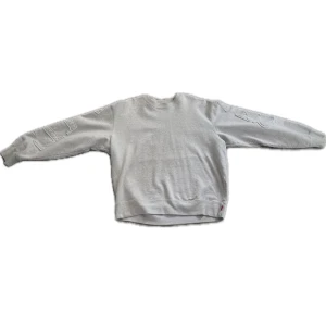 Supreme Sweater - Supreme sweater köpt från Supreme appen i storlek S, Den är boxy och baggy. Passar mig som är 175CM och 75KG