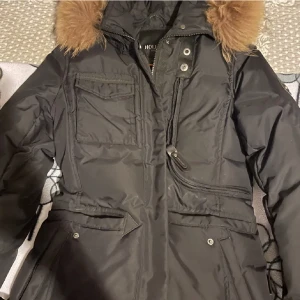 Hollies livigno jacka 36 m äkta päls - Säljer min hollies jacka med äkta päls för inte har någon användning av den.  Köpt på leatherfactory Nypris 3 795kr. Skriv privat för mer info 