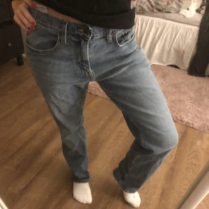 Straight leg jeans - Blåa straight leg jeans hyfsat låga i midjan. Är i bra skick knappt använda, passar S/M