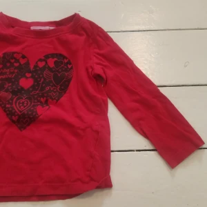 Röd croptop y2k - Röd söt crop top med trekvarts ärmar och glittrigt tryck. Strl xxs