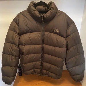 The north face jacka  - Säljer min north face jacka efter som jag inte använder den längre. Den är i perfekt skick trotts att det är en gammal jacka. Kan även gå med på byte