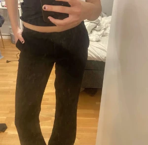 Lågmidjade kostymbyxor - Lågmidjade kostymbyxor från Vila men köpta här på plick! Säljer de då de var för små. Bilderna är dessutom lånade.🩷