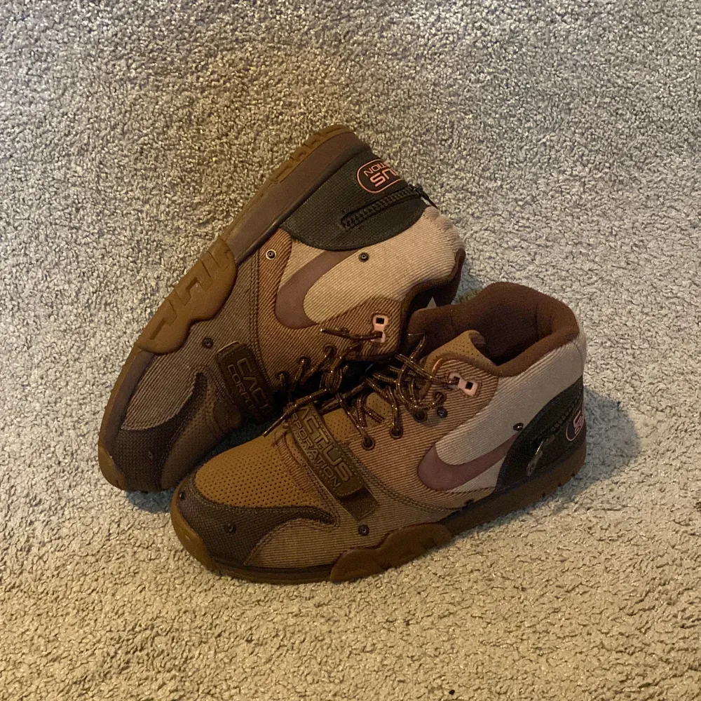 Helt oanvända Nike Air Trainer 1 Cactus Jack, feta skor från Travis Scott med Nike.  Storlek 43. Allt og medföljer, kvitto, låta, mm.  Hör av dig vid frågor! . Skor.