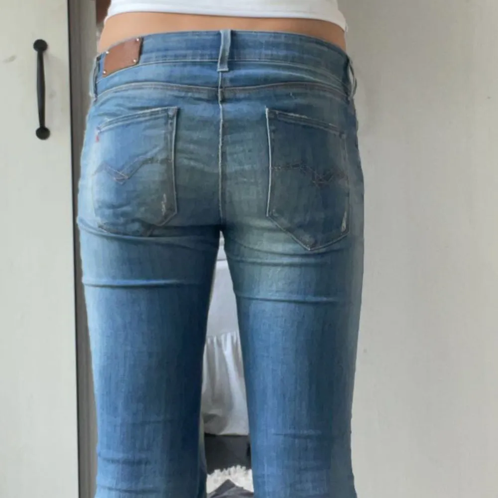 Väl använda men fint skick😇 säljer dem för att jag har tillräckligt med andra jeans🤗. Jeans & Byxor.