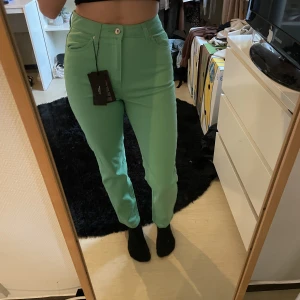 Jeans  - Nya jeans aldrig använda lappar kvar 