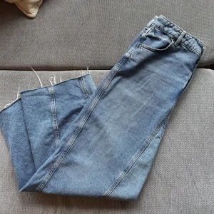 Lång jeanskjol - Säljer denna dösnygga jeanskjolen. Den har en reva i slitten där bak, men den är lätt att sy ihop. Har därmed sänkt priset även! Köparen står för frakt🫶🏼