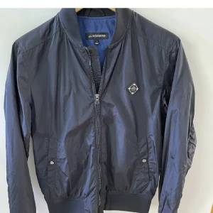 J.Lindeberg  - Säljer den eftertraktade j.lindeberg jackan i färgen blå. Storlek s men passar även xs. Höstjacka  Hör av er vid funderingar