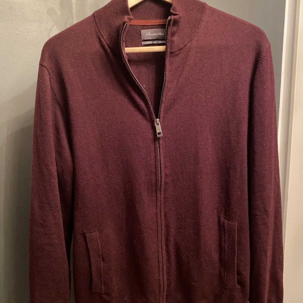Jag säljer min Emidio Tucci tröja som är en helzip som är i bomullssilke kashmir. Den är i en sjukt snygg vinröd färg och den är tunnt stickad. Pris kan diskuteras vid snabb affär👍🏽. Tröjor & Koftor.