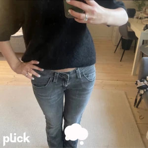 Low waist jeans - Jag säljer ett par lågmidjade jeans från Lee. Dom är i bra skick. Dom är köpta här på plick och tycker att de är perfekt för mig i längden som är ungefär 160 men säljer dom då de tyvärr va för stora i midjan❤️   Midjemått: 79  Priset går att diskutera.