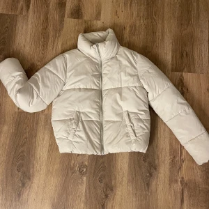 Dunjacka - Pufferjacket från jacqueline de yong i storlek xs. Den är i superfint skick utan skavanker!
