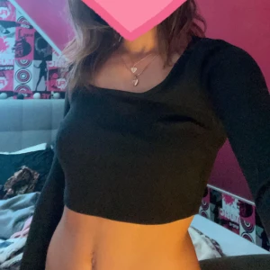 kort långärmad topp - stl xs, jätte bra skick 💓💓kan klä upp och ner den 