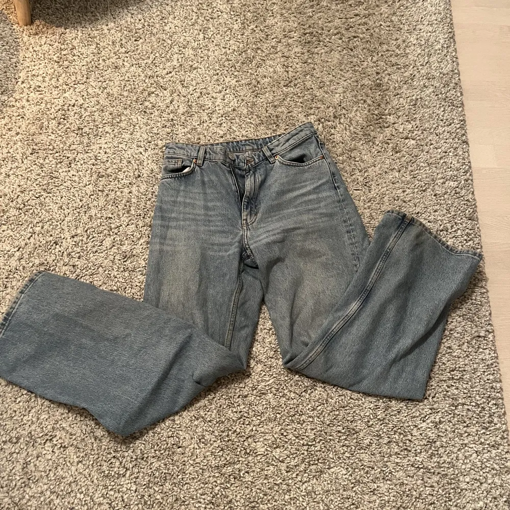 Säljer mina jeans från monki. Står ingen storlek på de men skulle chansa på S . Jeans & Byxor.