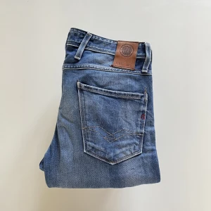 Replay Anbass - Säljer mina blåa Replay jeans i modellen Anbass! Modellen är 181. De är helt felfria och endast använts ett fåtal gånger! Nypris 1700, säljer för endast 549