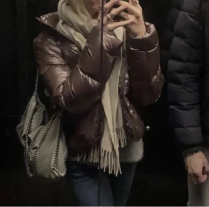 Super snygg vinterjacka  - Vinterjacka från uniqlo!  Nypris: 1299kr  Köptes förra vintern och har inga defekter 🥰