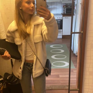 Beige kappa - Säljer nu denna världens finaste och gosigaste kappan 💗 den är beige/vit 💗 nyskick, bara använd två gånger 💗 skriv vid funderingar eller om du är intresserad av att köpa den, priset går att diskutera 