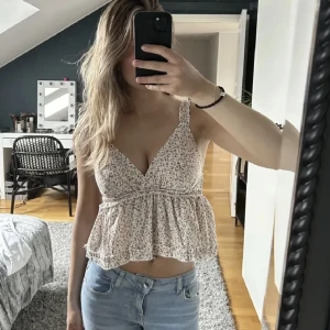 Volang topp - Säljer denna jätte fina blommiga volangtopp💕 