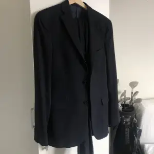 Riktigt snygg kostym från acne studios som inte säljs längre, modellen heter drifter suit. Kavajen är i storlek 46, sen kommer det med två par byxor, ena paret i 46 och andra i 48. Kom med bud och ställ gärna frågor