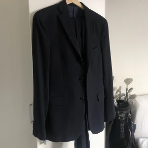 Acne studios drifter suit - Riktigt snygg kostym från acne studios som inte säljs längre, modellen heter drifter suit. Kavajen är i storlek 46, sen kommer det med två par byxor, ena paret i 46 och andra i 48. Kom med bud och ställ gärna frågor