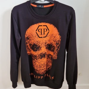 Philipp Plein Tjocktröja - Helt ny Philipp Plein Tjocktröja i storlek M. Mycket högkvalitativ tröja som lyser upp din outfit!