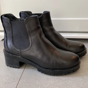 Höst/vinterskor  - Knappt använda skor, nästan i nyskick. 