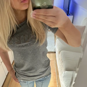 Grå guess t-shirt - Går guees t-shirt. Köpt för flera årsen, knappt använd alltså bra skick. Köpt för 500 säljer för 250.Storlek M. Köparen står för frakten.🩶