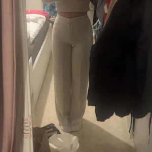 Kostymbyxor - Säljer dessa fina kostymbyxor då dom tyvärr inte passar mig längre. Dom är i bra skick!