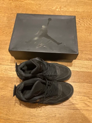 Jordan 4 black cat - Hej! Säljer nu mina riktigt snygga Jordan 4 i modellen ”black cat” säljer pågrund av att de inte kommer till andvändning. Skorna har inga defekter men är lite smutsiga. Skulle säga att skicket är 8,5/10. Kan ej garantera äkthet