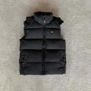 Tommy Hilfiger dunväst svart storlek S - Tommy Hilfiger dunväst svart i storlek S. Knappt använd så superbra skick. Nypris 2149kr