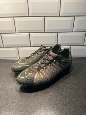 Nike fotbollsskor  - Säljer ett par Nike Hypervemom, ett par sällsynta skor som inte tillverkas längre! Storlek 42,5   Cond 9/10 Pris:1500 Köparen står för frakt🚚