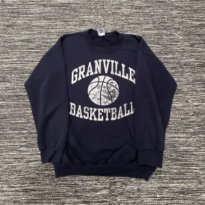 Vintage sweatshirt - Säljer denna blå magiska vintage sweatshirt. Som är bra skick för hur gammal den är! Storlek M men passar small
