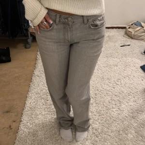 Lågmidjade jeans - Säljer dessa lågmidjade jeans från Ginatricot då de är lite för stora för mig! Använda fåtal gånger! 