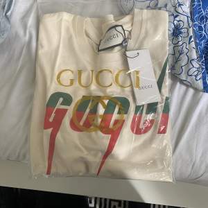 Säljer min oanvända Gucci T-shirt som är för stor för mig, priset kan även diskuteras då ja vill bli av med den snabbt